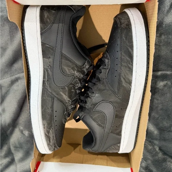 Nike Men's Black Sneakers - Picture 6 of 6